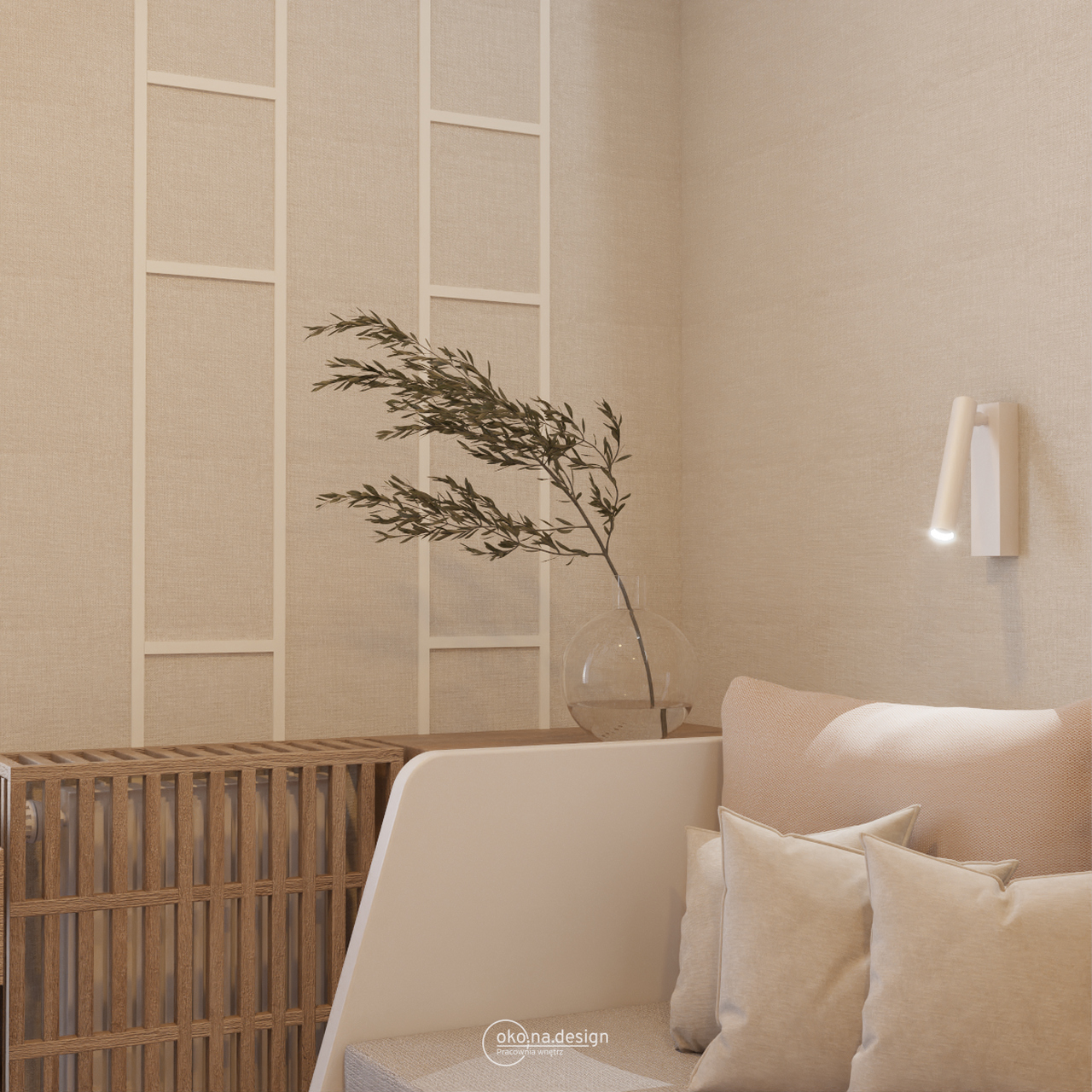 Przytulny pokój urządzony w nowoczesnym stylu, japandi, minimalizm. Beżowa sofa z miękkimi poduszkami, szafka za łóżkiem ze szklanym wazonem kwiatów, jasne ściany, duże okno z białą żaluzją, tapeta w odcieniach beżu i brązu, imitująca tkaninę. Pracownia wnętrz oko.na.design