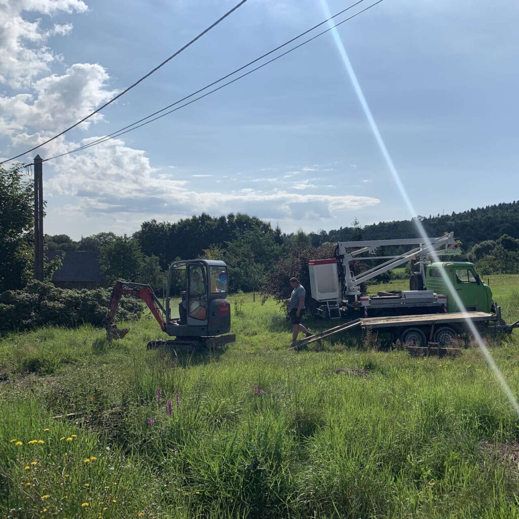 Zakup działki – sprawdź granice, media i instalacje podziemne, aby uniknąć problemów na etapach budowy domu.