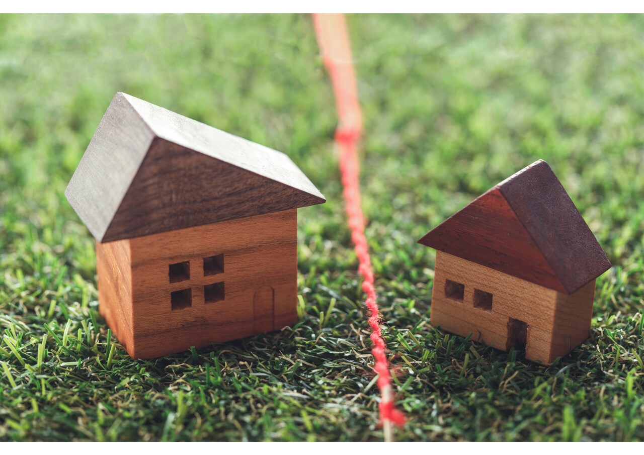 Zakup działki – sprawdź granice, media i instalacje podziemne, aby uniknąć problemów na etapach budowy domu.