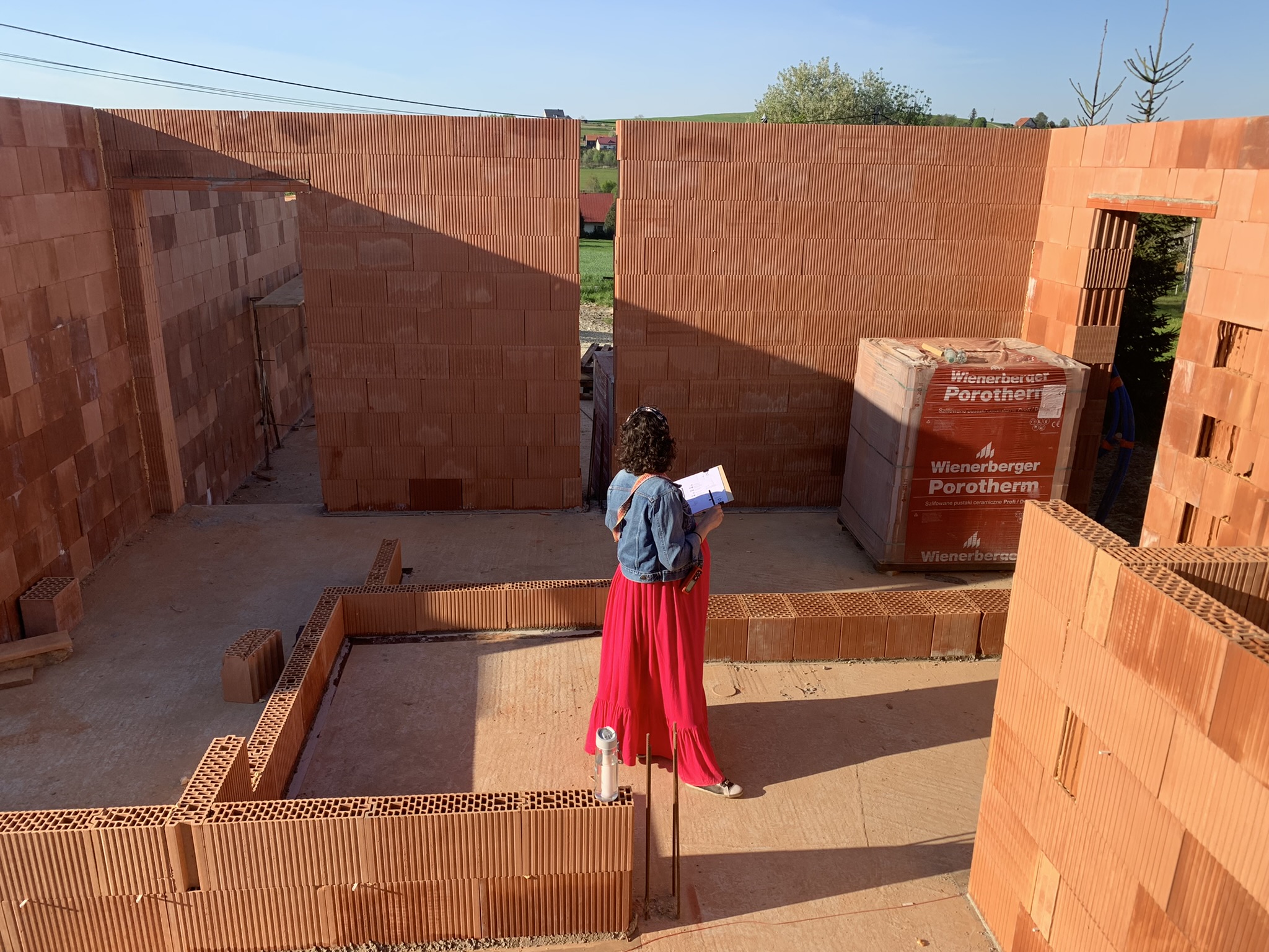 stawianie murów, budowa domu