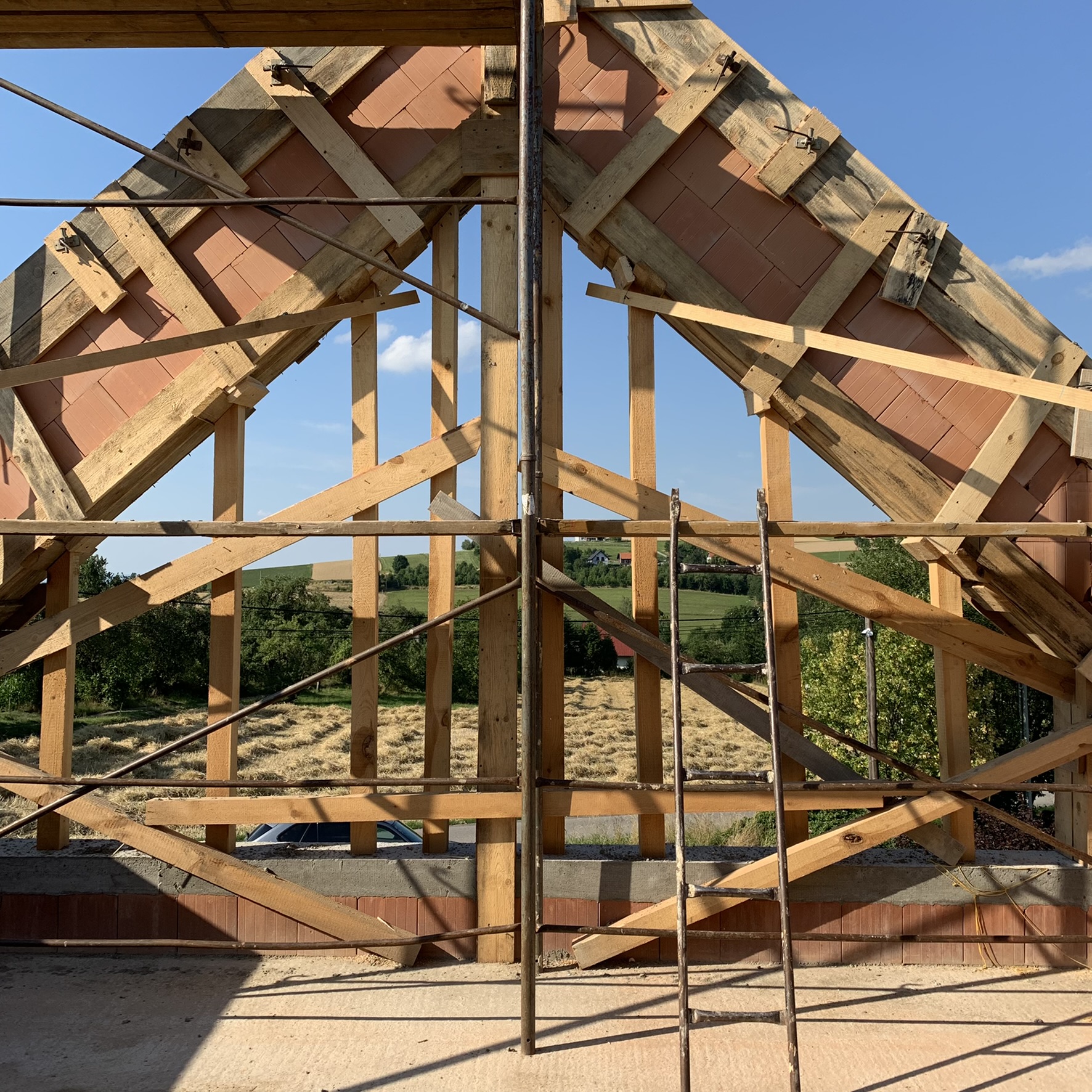 stan_surowy_otwarty_okno_trójkątne